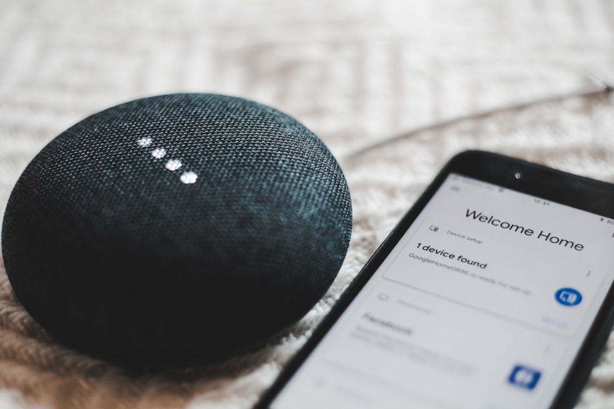 Alexa vs Google Home : Quelle enceinte connectée choisir en 2024 ?