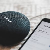 Alexa vs Google Home : Quelle enceinte connectée choisir en 2024 ?